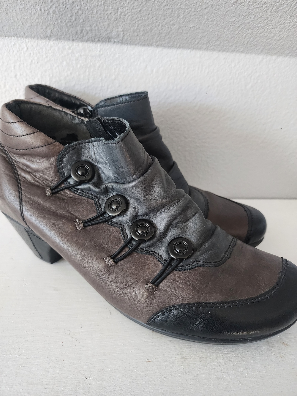 Remonte Boho Two-Tone Gray and Black Button-Accent Ankle Boots EU Sz 37
